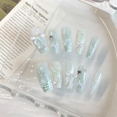 Faux ongles forme cercueil avec nœud