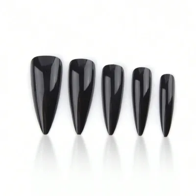 Faux ongles stiletto noirs extra longs – image 3